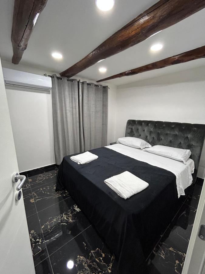 Giovanni Luxury Suites เนเปิลส์ ภายนอก รูปภาพ