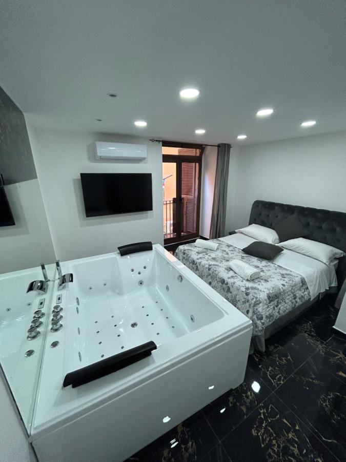 Giovanni Luxury Suites เนเปิลส์ ภายนอก รูปภาพ