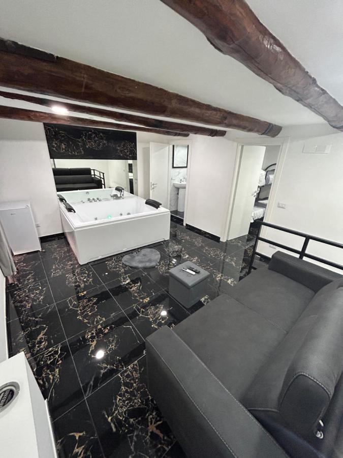 Giovanni Luxury Suites เนเปิลส์ ภายนอก รูปภาพ