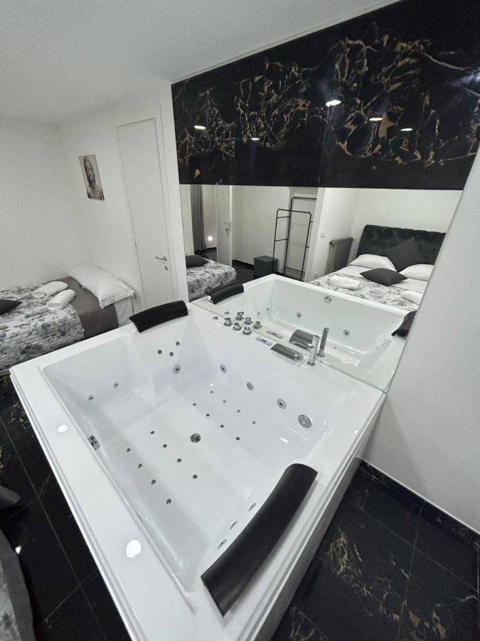 Giovanni Luxury Suites เนเปิลส์ ภายนอก รูปภาพ